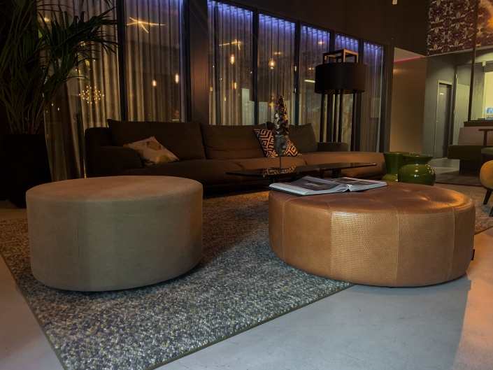 Twee ronde leren poefs in een lounge