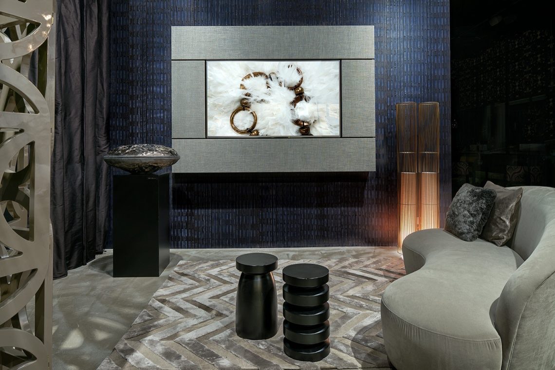 Showroom met donkerblauwe wand en grijze bank