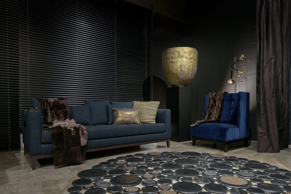 Blauw velours bankstel op een vloerkleed van cirkels